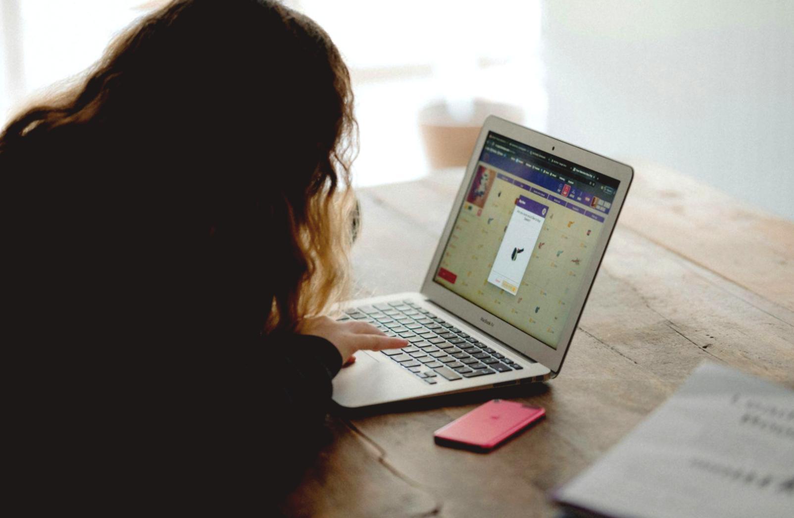 Professionelle Finanzberatung und Budgetanalyse im persönlichen Gespräch