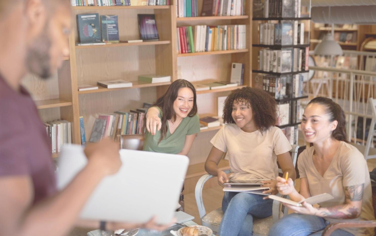 Blick auf Finanzanalyse mit handschriftlichen Notizen