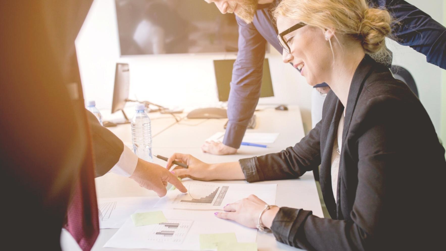 Gemeinsame Besprechung von Finanzberichten am Tisch